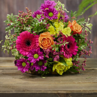 Ramo de flores en jarrón de cristal